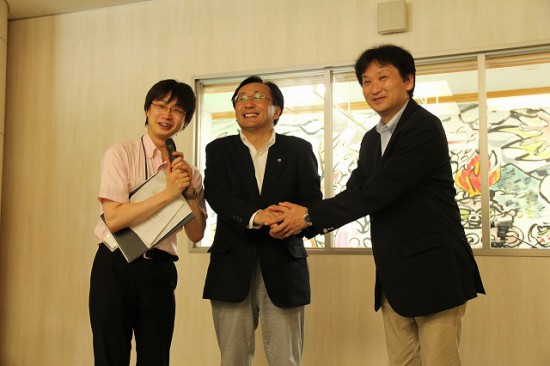 右から、UstreamAsiaの中川CEO、青森県知事、県庁の担当職員の方。